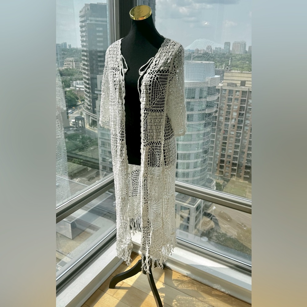 🆕 FARM Rio 🧿 NWOT Floral Crochet Lace Through Kimono, White - Sz L